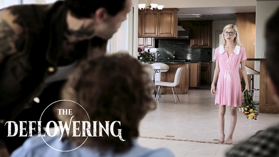 Брат трахнул сестру вместе с грабителями.