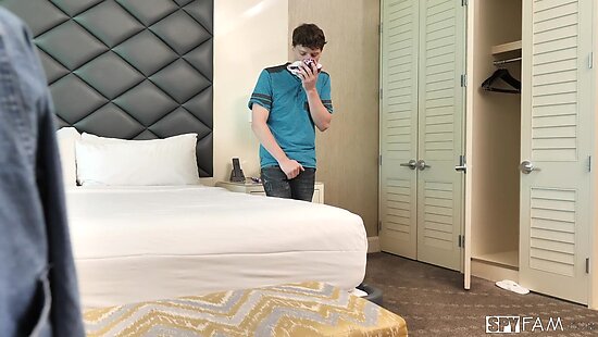 Стройная сестра позволила возбужденному брату поиметь ее в бритую манду