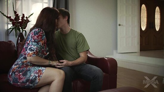 Зрелая мамка встречает жарким минетом сына, которого не видела долгое время и трахается с ним на диване