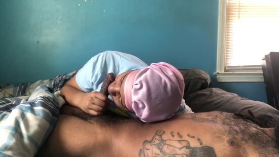 Парень в татуировках просыпается от того, что сестра активно ласкает и сосет его горячий член