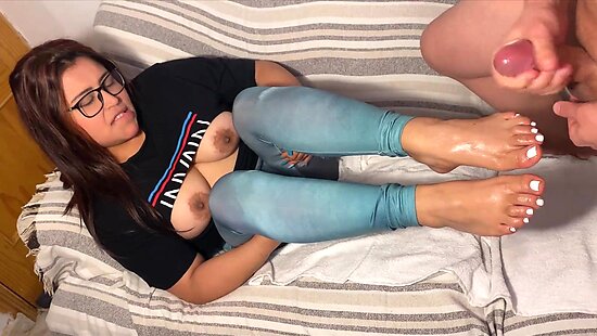 Футджоб - Мачеха дрочит пасынку ножками